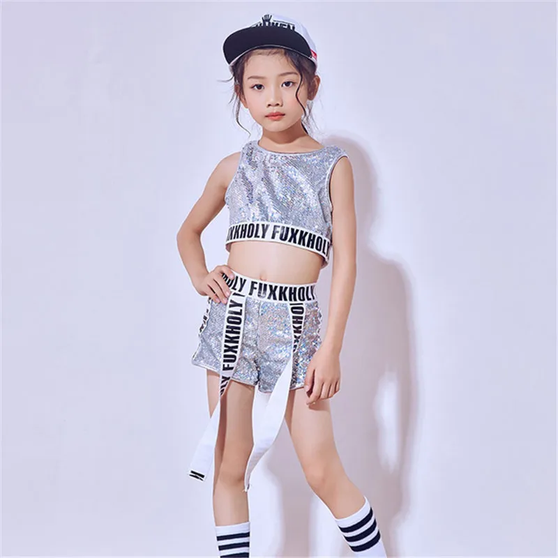 Children's Jazz Modern Dance Costume 2pcs Practice Stage Costume Girls Hip Hop Sequin Sparkly Navel Exposed Vest Shorts Set
Children's Jazz Modern Dance Costume 2pcs Practice Stage Costume Girls Hip Hop Sequin Sparkly Navel Exposed Vest Shorts Set
