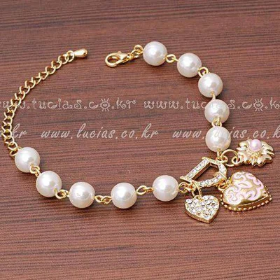 The European and American fashion ladies bracelet with crystal pearl bracelet with small heart-shaped pendant D letters
The European and American fashion ladies bracelet with crystal pearl bracelet with small heart-shaped pendant D letters