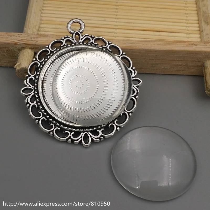 5 sets/lot Alloy Cameo Inner 25mm Antique Silver Round filigree Cabochon Pendant +Clear Glass Cabochons DIY Jewelry Accessories
5 sets/lot Alloy Cameo Inner 25mm Antique Silver Round filigree Cabochon Pendant +Clear Glass Cabochons DIY Jewelry Accessories