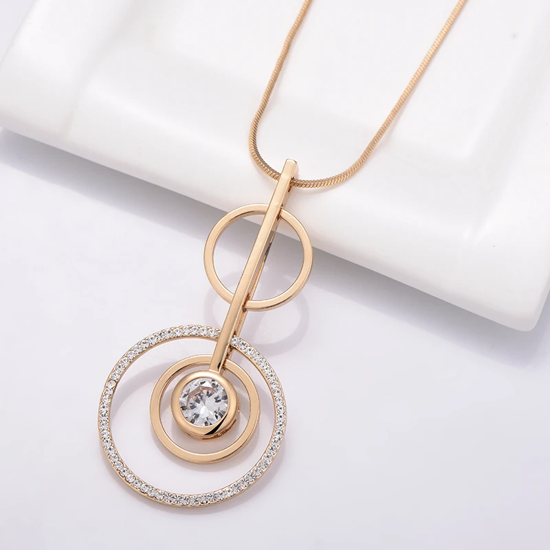 Новое ожерелье с большим кристаллом и подвеской в виде кругов золотистого