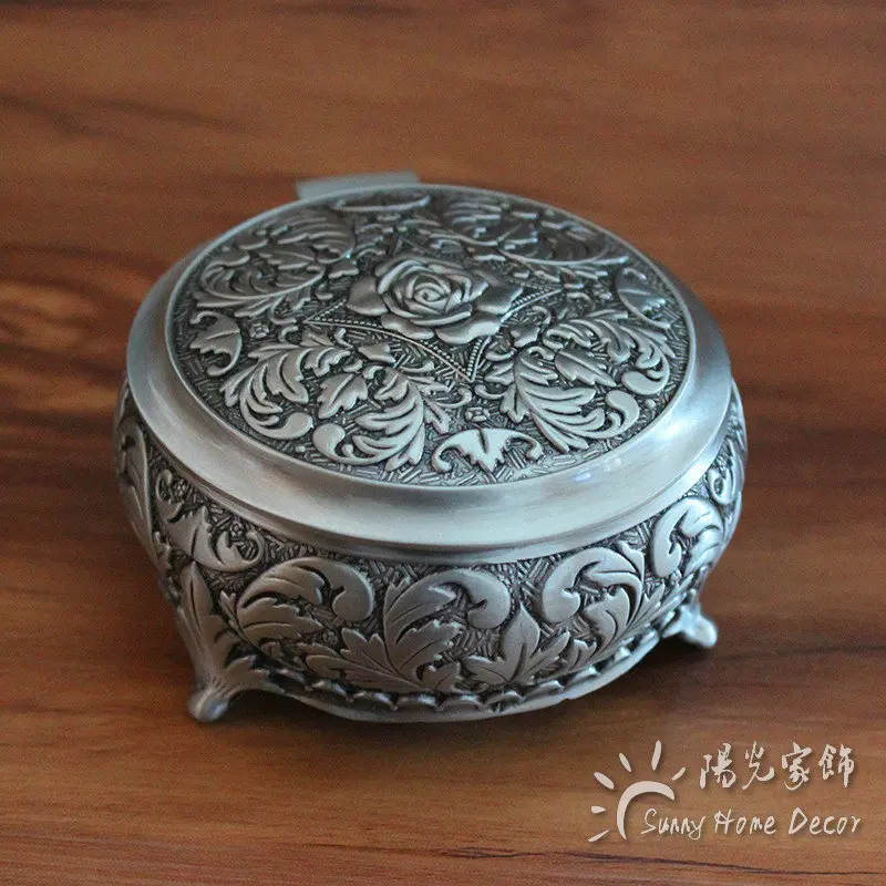 2 Sizes - Vintage Jewelry Box Round Shaped with Antique Flower Carved Trinket Box Metal Art Craft Home Decoration Gift Box
2 Sizes - Vintage Jewelry Box Round Shaped with Antique Flower Carved Trinket Box Metal Art Craft Home Decoration Gift Box