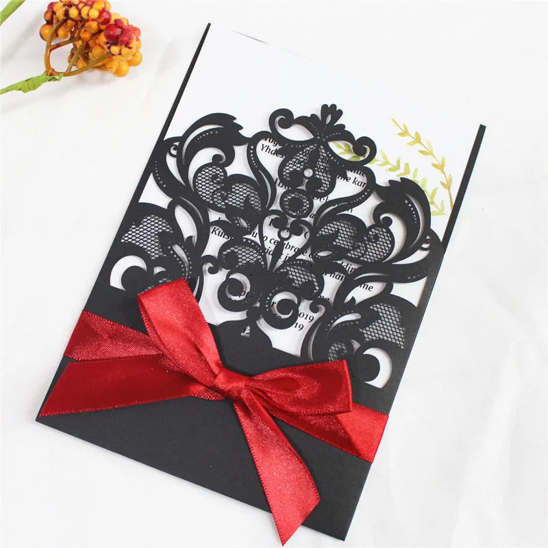 Черные свадебные приглашения карман с красной лентой и цветок Лазерная резка