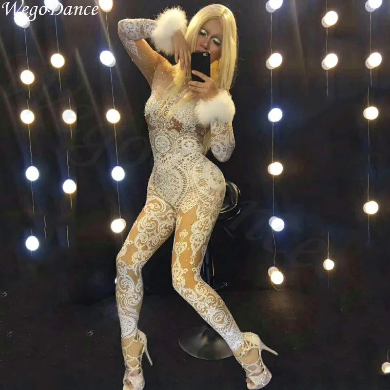 Сексуальный женский комбинезон DJ Gogo, современный ночной клуб, певец, белый кружевной комбинезон с длинным рукавом и перьями, костюм, бесплат...
Сексуальный женский комбинезон DJ Gogo, современный ночной клуб, певец, белый кружевной комбинезон с длинным рукавом и перьями, костюм, бесплат...