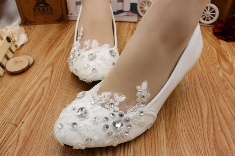 Свадебные туфли на низком каблуке 3 см, белые кружевные свадебные туфли для невесты, женские свадебные туфли на среднем каблуке по индивидуа... 
Свадебные туфли на низком каблуке 3 см, белые кружевные свадебные туфли для невесты, женские свадебные туфли на среднем каблуке по индивидуа...