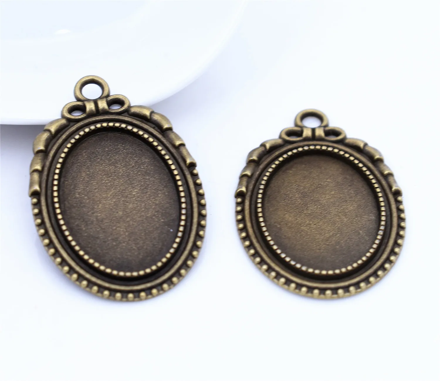 New Fashion 4pcs 18x25mm Inner Size Antique Bronze Plated Simple Style Cabochon Base Cameo Setting Charms Pendant-A4-18
New Fashion 4pcs 18x25mm Inner Size Antique Bronze Plated Simple Style Cabochon Base Cameo Setting Charms Pendant-A4-18