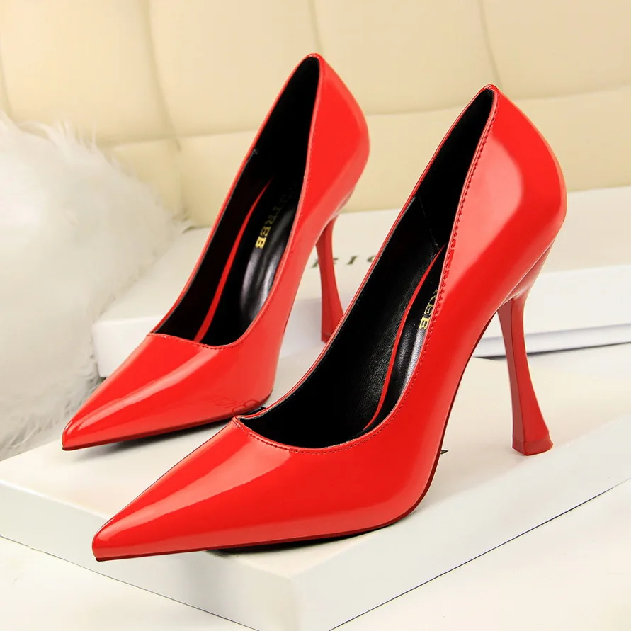 2018 New Fashion high heels women pumps 10CM thin heel fashion Simple Patent leather Pointed Toe sexy prom wedding shoes
2018 New Fashion high heels women pumps 10CM thin heel fashion Simple Patent leather Pointed Toe sexy prom wedding shoes