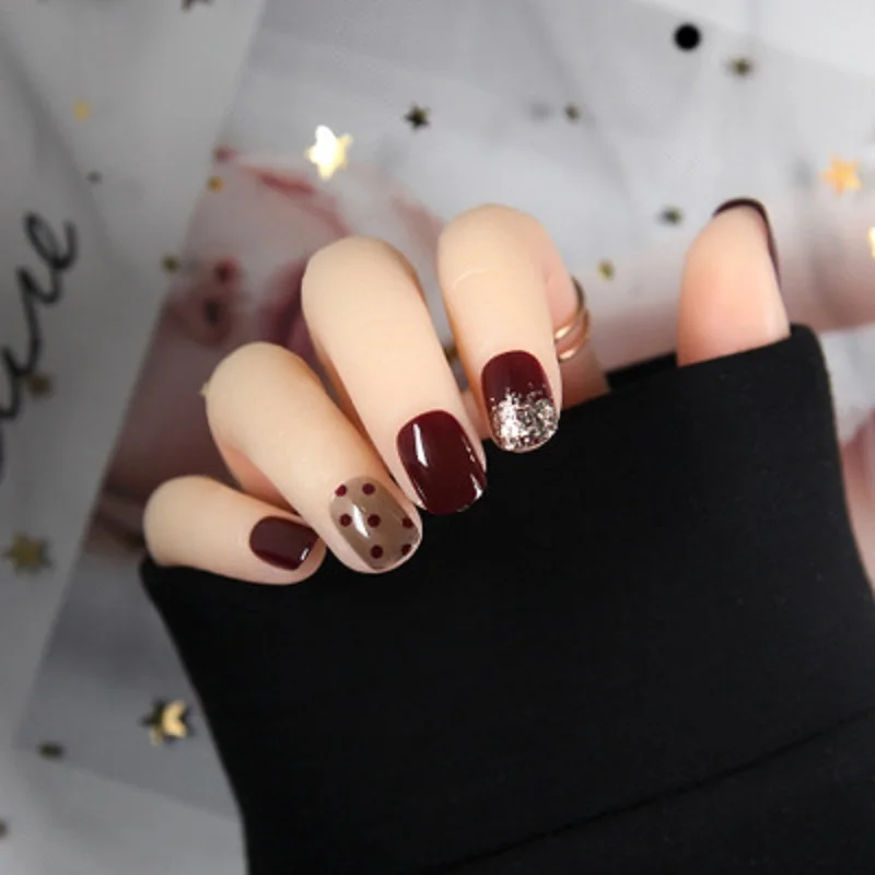 24pcs/box Summer Elegant Polka Dots Pattern False Nails Patch Girl Manicure Tool Shiny Paillette Decor Short Full Fake Nail Tip
24pcs/box Summer Elegant Polka Dots Pattern False Nails Patch Girl Manicure Tool Shiny Paillette Decor Short Full Fake Nail Tip