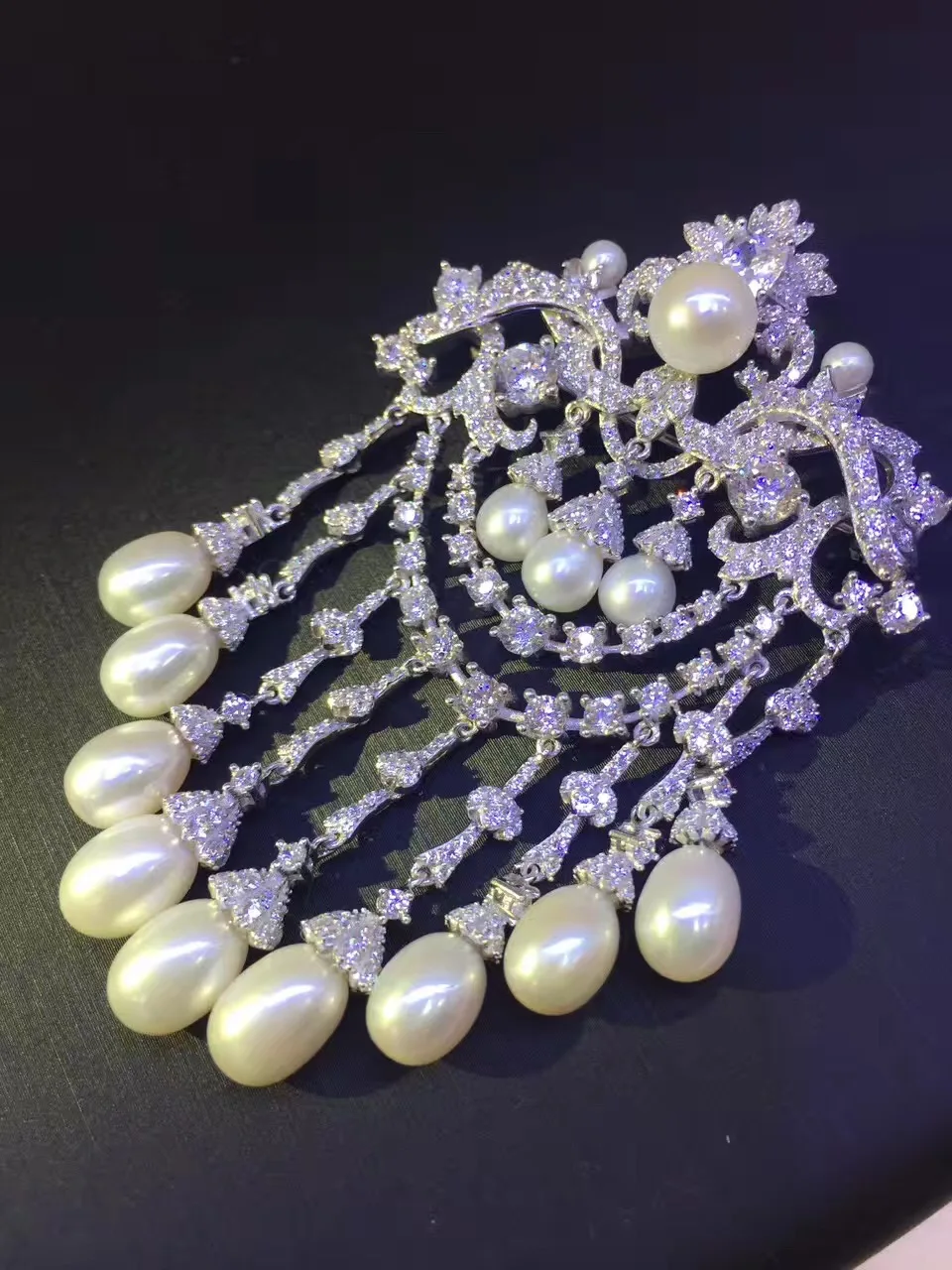 natural fresh water pearl tassel brooch pins 925 sterling silver high quality blingbling fine women jewelry free shipping
natural fresh water pearl tassel brooch pins 925 sterling silver high quality blingbling fine women jewelry free shipping
