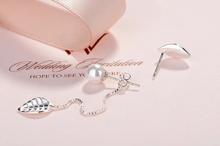 Женские асимметричные серьги-гвоздики из серебра 925 пробы с пластиковым жемчугом