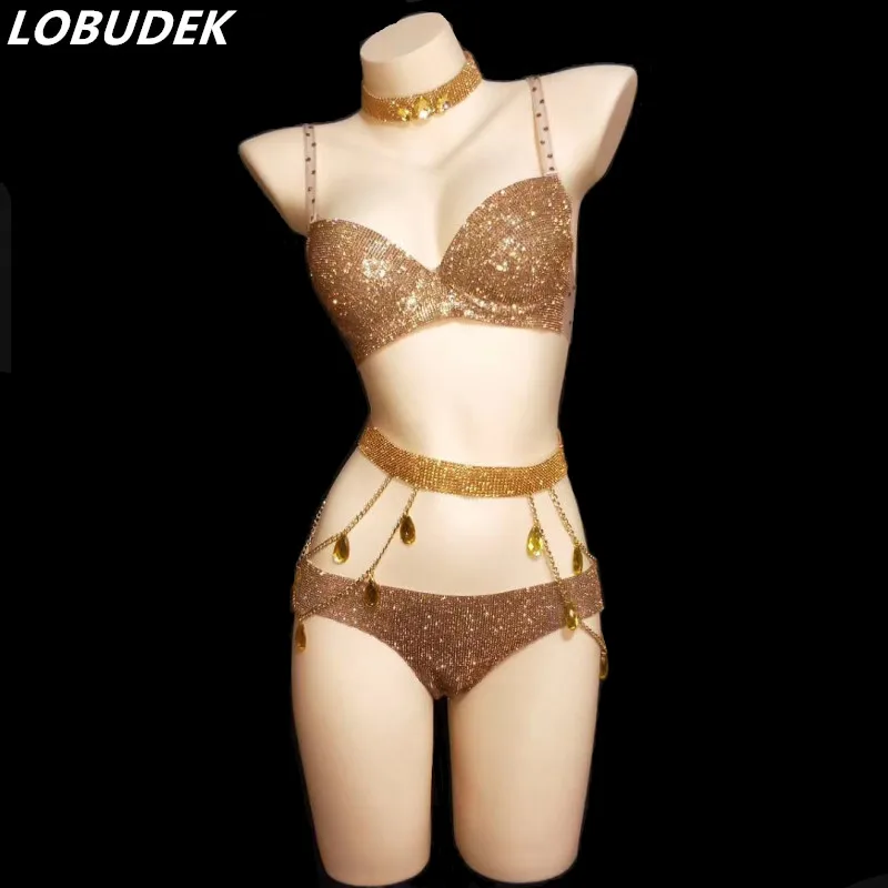 Sexy Gold Rhinestones Bikini Stage Outfits Crystals Bra Shorts 4 Pieces Set Women Nightclub Pole Dancing Costume Bar Party Wears
Sexy Gold Rhinestones Bikini Stage Outfits Crystals Bra Shorts 4 Pieces Set Women Nightclub Pole Dancing Costume Bar Party Wears