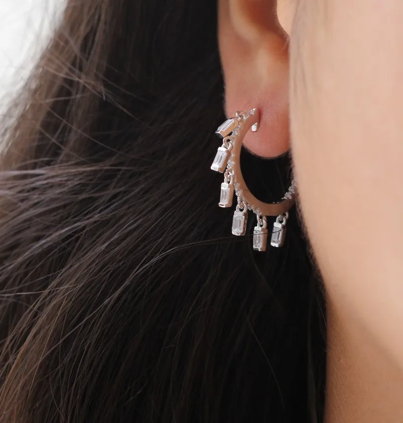 baguette cz charm Huggie hoop earring 2019 new design floating CZ fashion trendy women jewelry
baguette cz charm Huggie hoop earring 2019 new design floating CZ fashion trendy women jewelry