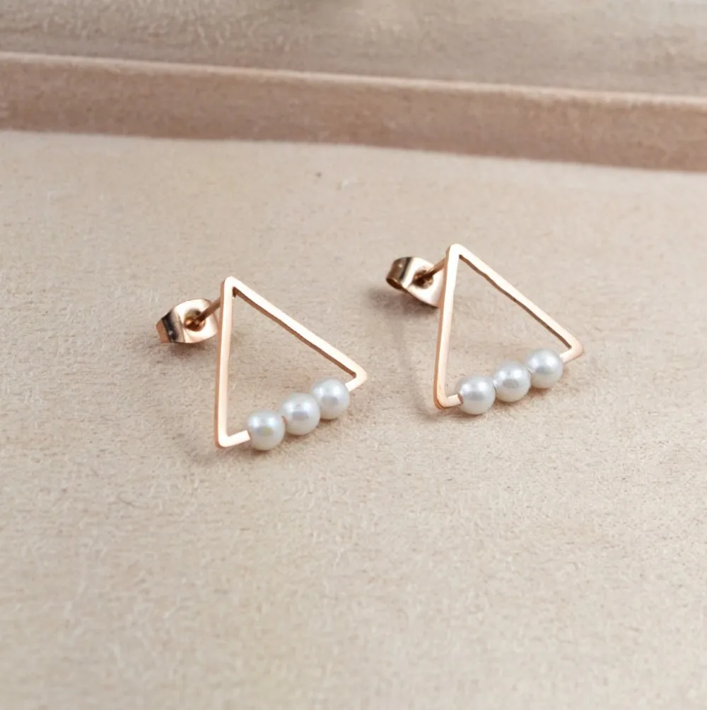 New Design Fashion Rose gold color Titanium Steel Triangle Shape Pearl Cute Women Stud Earrings Cheap Earrings
New Design Fashion Rose gold color Titanium Steel Triangle Shape Pearl Cute Women Stud Earrings Cheap Earrings