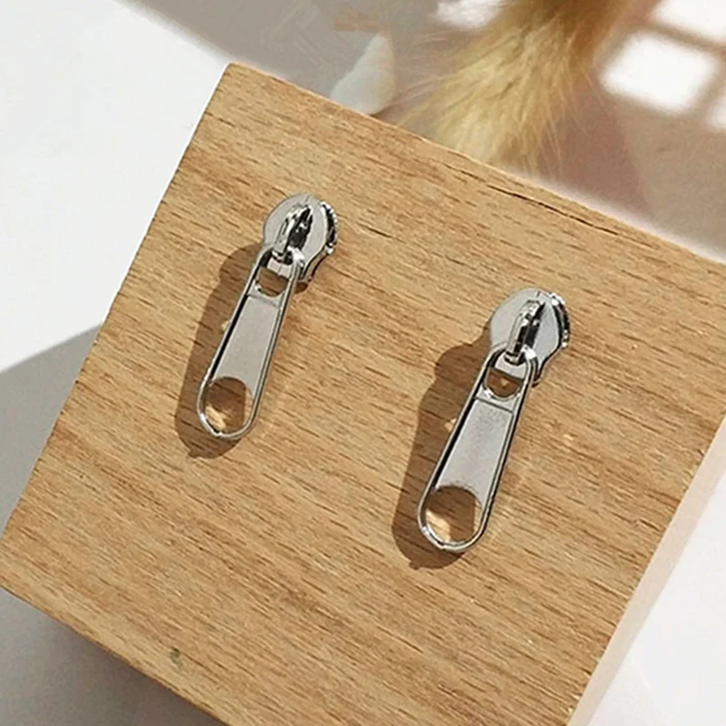 Korean Simple Personality Zipper Head Stud Earrings Pendientes Fashion Metal Earrings Wholesale
Korean Simple Personality Zipper Head Stud Earrings Pendientes Fashion Metal Earrings Wholesale
