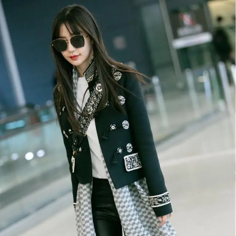 2019 new women's jacket quilted cardigan short embroidery buckle collar collar black jacket was thin naval S-L
2019 new women's jacket quilted cardigan short embroidery buckle collar collar black jacket was thin naval S-L