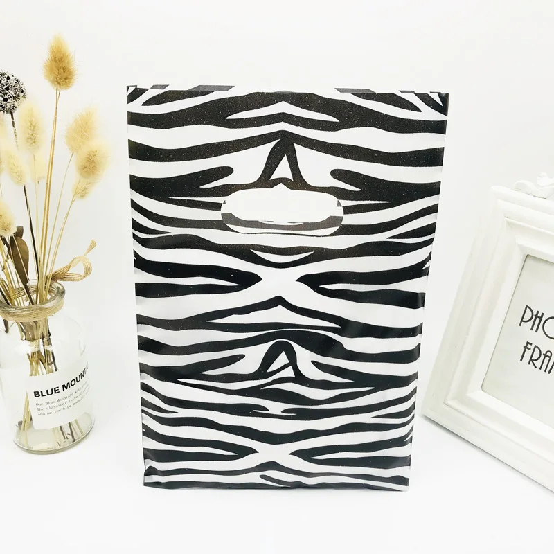 50pcs Black And White Striped Plastic Gift Bag 20x30cm Small Boutique Shopping Clothes Bag Plastic Gift Bag With Handle
50pcs Black And White Striped Plastic Gift Bag 20x30cm Small Boutique Shopping Clothes Bag Plastic Gift Bag With Handle