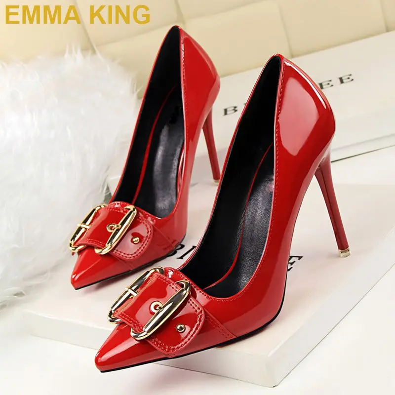 Эмма король красный Лакированная кожа женские туфли-лодочки; Модная женская обувь; Туфли на высоком каблуке, с металлическим декором, с заос...
Эмма король красный Лакированная кожа женские туфли-лодочки; Модная женская обувь; Туфли на высоком каблуке, с металлическим декором, с заос...