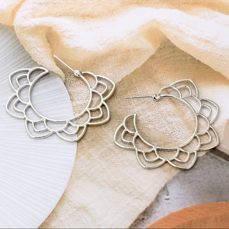 Vintage Gold Hollow Flower Lotus Hoop Earrings For Women Exaggerated Jewelry Big Metal Earring Moda 2019 L3E771
Vintage Gold Hollow Flower Lotus Hoop Earrings For Women Exaggerated Jewelry Big Metal Earring Moda 2019 L3E771