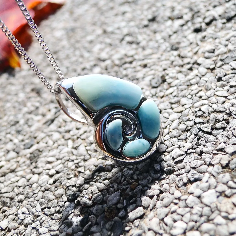 Настоящий натуральный Larimar 100% Серебро 925 пробы милый кулон ракушка из натуральной Чарм, подвеска из камня подарок для женщин без цепочки
Настоящий натуральный Larimar 100% Серебро 925 пробы милый кулон ракушка из натуральной Чарм, подвеска из камня подарок для женщин без цепочки