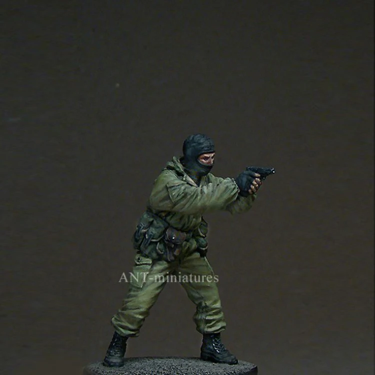 1/35 A policeman holding a gun Modern soldier Resin Figure soldiers GK Uncoated No colour
1/35 A policeman holding a gun Modern soldier Resin Figure soldiers GK Uncoated No colour