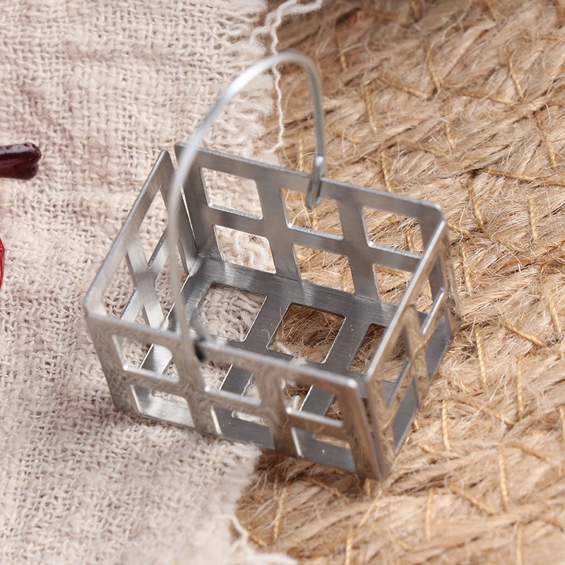 Миниатюрная металлическая корзина для яиц 1:12
Миниатюрная металлическая корзина для яиц 1:12