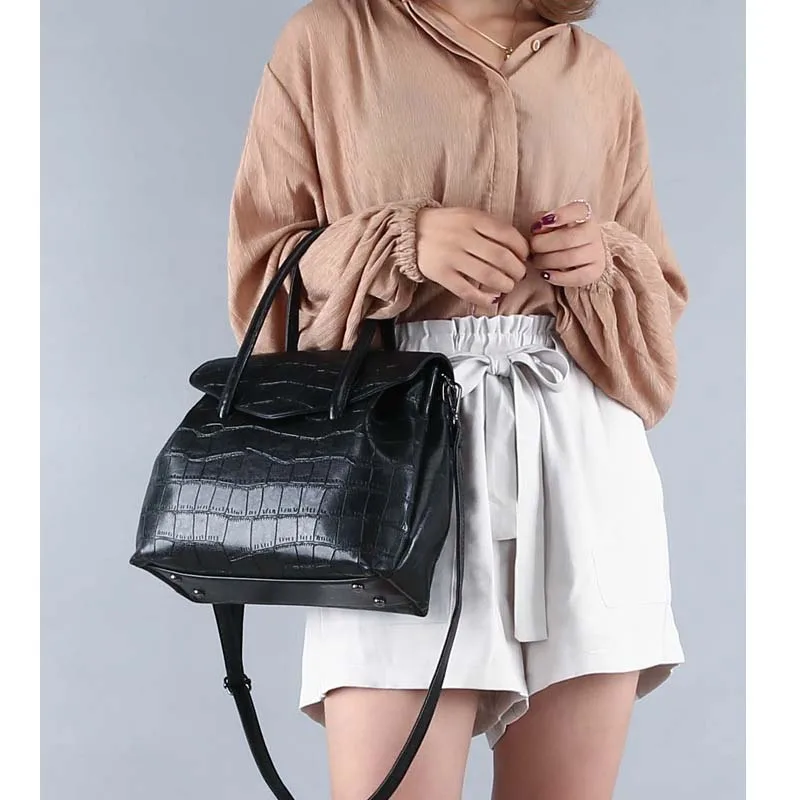 2019 new fashion crocodile pattern handbag simple and elegant wild casual PU leather Messenger bag LYT56
2019 new fashion crocodile pattern handbag simple and elegant wild casual PU leather Messenger bag LYT56