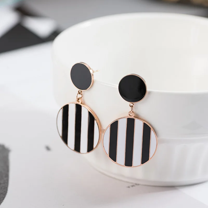 New Geometric Round Black and White Drip Oil Earrings Geometric Circle Pendant Drop Earrings for Women Unique Fashion Jewelry
New Geometric Round Black and White Drip Oil Earrings Geometric Circle Pendant Drop Earrings for Women Unique Fashion Jewelry
