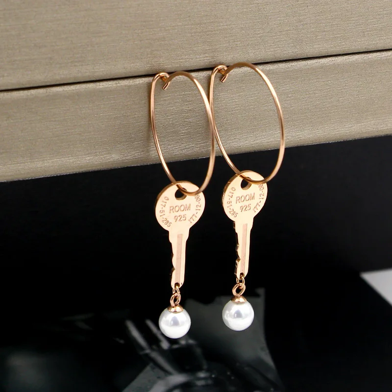 Unique design key shape with pearl hook earrings Titanium Steel rose gold color Women hook Earrings,factory prices
Unique design key shape with pearl hook earrings Titanium Steel rose gold color Women hook Earrings,factory prices