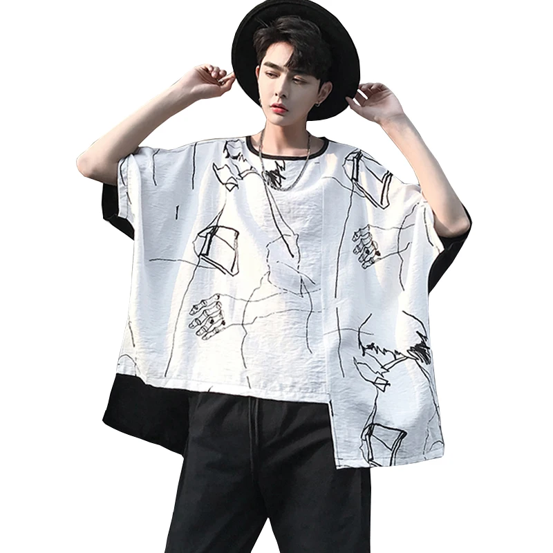 2018 The new design doodles the irregular bottom of the T-shirt hipster male bat sleeve wide version of the short sleeve
2018 The new design doodles the irregular bottom of the T-shirt hipster male bat sleeve wide version of the short sleeve