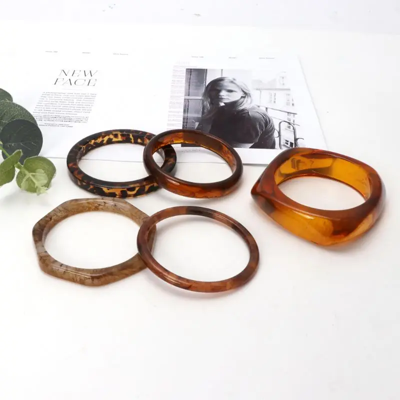 Fashion Tortoiseshell Acrylic Bracelet for Women Vintage Resin Leopard Mottled Round Trendy Wedding Bangles Women Jewelry
Fashion Tortoiseshell Acrylic Bracelet for Women Vintage Resin Leopard Mottled Round Trendy Wedding Bangles Women Jewelry