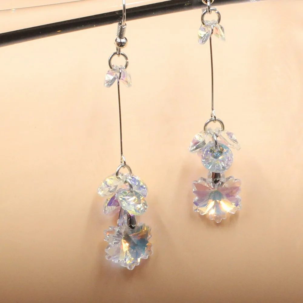 2018 Korean fashion earrings, sparkling crystal earrings, women's pop creative temperament, long Maple Leaf Earrings. HHE-019
2018 Korean fashion earrings, sparkling crystal earrings, women's pop creative temperament, long Maple Leaf Earrings. HHE-019