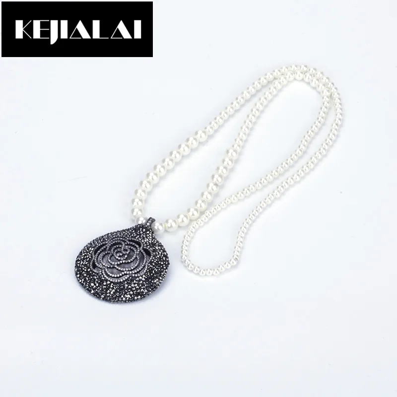 KEJIALAI Bohemian Flower Pendant Necklace Round Shape Charm Paved with Full Rhinestone Hollow Flower Simple Design Fashion Gift
KEJIALAI Bohemian Flower Pendant Necklace Round Shape Charm Paved with Full Rhinestone Hollow Flower Simple Design Fashion Gift