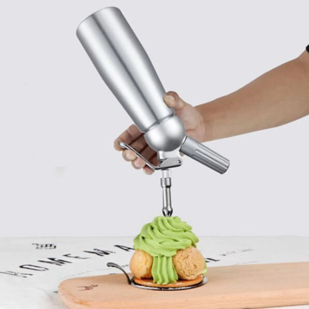 500ml Professional High Quality Whipped Cream Dispenser Cake Decorating Tools Aluminium Cream Whipper Dessert Tools
500ml Professional High Quality Whipped Cream Dispenser Cake Decorating Tools Aluminium Cream Whipper Dessert Tools