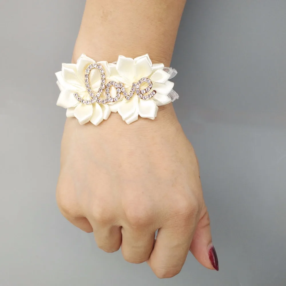Ivory Wrist Silk Flower LOVE Typeface Hand Wrsit Corsages Best Bridal Bridesmaid Wrist Wedding bouquet Accessories SW0168
Ivory Wrist Silk Flower LOVE Typeface Hand Wrsit Corsages Best Bridal Bridesmaid Wrist Wedding bouquet Accessories SW0168
