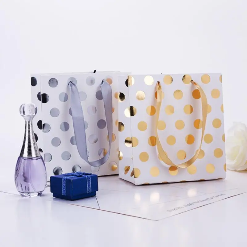 20pcs/lot Bronzing Dots High-end Cosmetics Clothing Paper Tote Bag Cake Biscuits Box Wedding Party Chocolate Candy Gift Box
20pcs/lot Bronzing Dots High-end Cosmetics Clothing Paper Tote Bag Cake Biscuits Box Wedding Party Chocolate Candy Gift Box