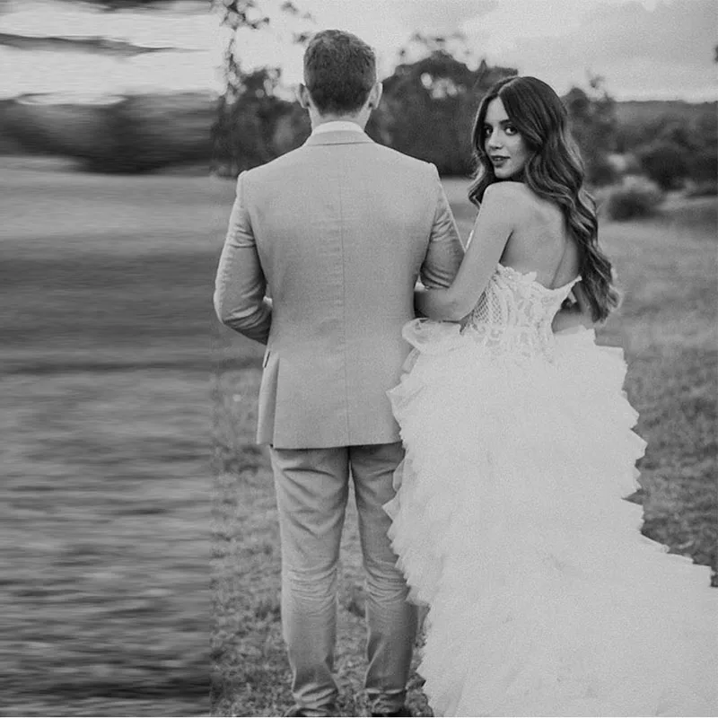 Strapless Ball Gown Wedding Dresses Vintage Appliques Beaded Front Split Illusion Bodice Tiered Tulle Skirt Women Wedding Gowns
Strapless Ball Gown Wedding Dresses Vintage Appliques Beaded Front Split Illusion Bodice Tiered Tulle Skirt Women Wedding Gowns