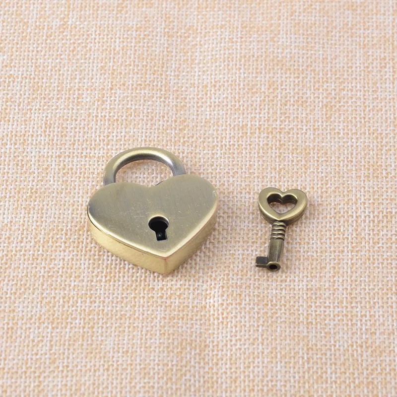 39 x 30 mm Metal Heart lock & Key Antique Brass Purse lock Bronze box lock 20sets/lot
39 x 30 mm Metal Heart lock & Key Antique Brass Purse lock Bronze box lock 20sets/lot