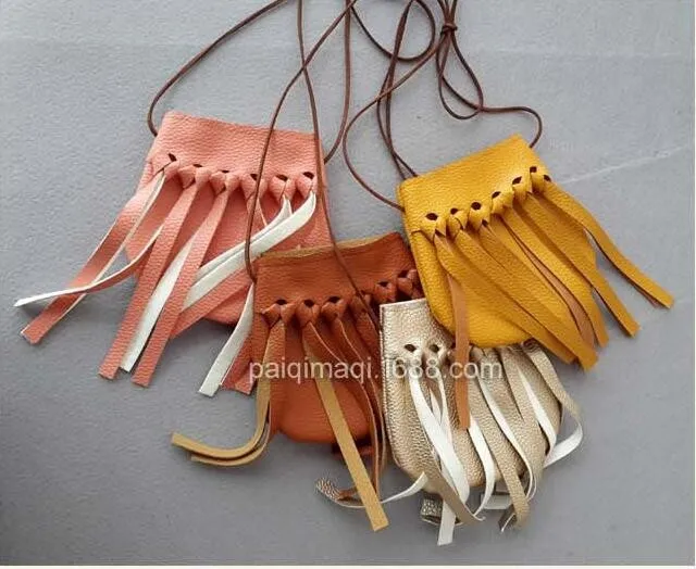 2022 tassel Women Bucket handbags leather small Messenger crossbody bag with Tassel solid color black brown mini shoulder bag
2022 tassel Women Bucket handbags leather small Messenger crossbody bag with Tassel solid color black brown mini shoulder bag