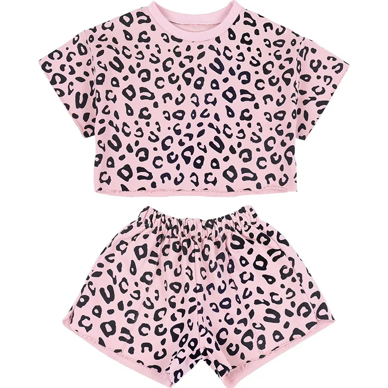 Одежда для маленьких девочек леопардовая футболка топы + шорты, комплект из 2 предметов, детская одежда летние костюмы с короткими рукавами
Одежда для маленьких девочек леопардовая футболка топы + шорты, комплект из 2 предметов, детская одежда летние костюмы с короткими рукавами
