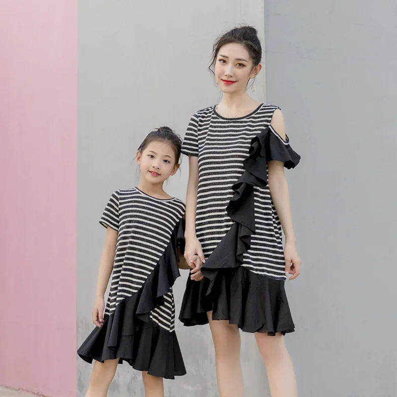 Summer Dress Family Matching Outfits Mother Daughter Stripe Patchwork Dresses Family Look Mom Girls Fashion Vacation Clothes
Summer Dress Family Matching Outfits Mother Daughter Stripe Patchwork Dresses Family Look Mom Girls Fashion Vacation Clothes