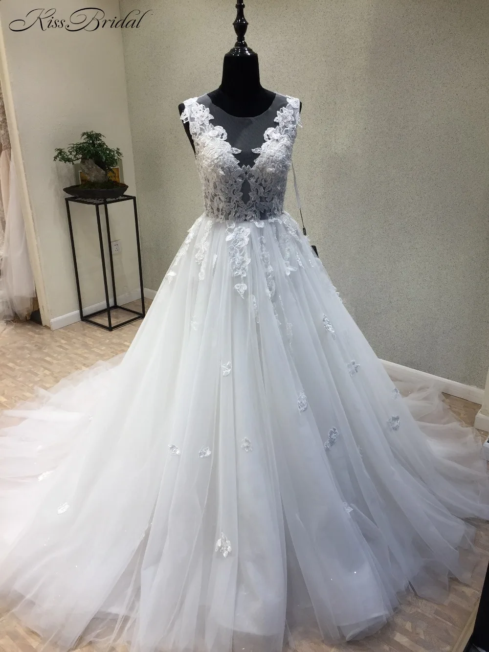 Vestidos de noiva Gorgeous Long Wedding Dress 2020 Scoop Cap Sleeve A-Line Chapel Train Appliques Tulle Wedding Gowns
Vestidos de noiva Gorgeous Long Wedding Dress 2020 Scoop Cap Sleeve A-Line Chapel Train Appliques Tulle Wedding Gowns