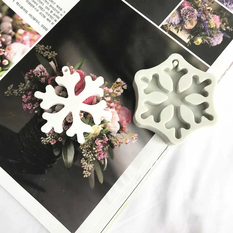 Aromatherapy Gypsum Christmas Tag Mold Christmas Snowflake Deer Bell Christmas Tree Hanging Hole DIY Tag Mold
Aromatherapy Gypsum Christmas Tag Mold Christmas Snowflake Deer Bell Christmas Tree Hanging Hole DIY Tag Mold