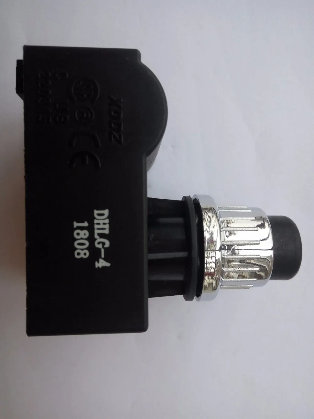 Kitchen Lighters 4 hole pulse igniter battery Oven High frequency igniter high voltage Gas stove Steaming furnace water heate
Kitchen Lighters 4 hole pulse igniter battery Oven High frequency igniter high voltage Gas stove Steaming furnace water heate