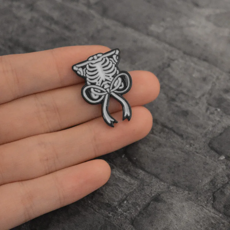 Unique Skull Skeleton Sternum Bowknot Brooch Ribcage Bow ribbon Enamel Pin Leather Placket Lapel Pin Halloween Party Gifts
Unique Skull Skeleton Sternum Bowknot Brooch Ribcage Bow ribbon Enamel Pin Leather Placket Lapel Pin Halloween Party Gifts