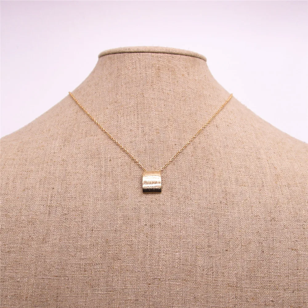 Solid quadrangle Pendant necklace designed for girls Curve quadrangle Pendant necklace the to women
Solid quadrangle Pendant necklace designed for girls Curve quadrangle Pendant necklace the to women
