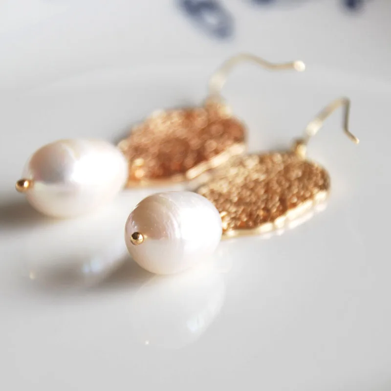 gold color fashion jewelry freshwater pearl Dangle Earrings designer handmade leaf freshwater pearl for women gift
gold color fashion jewelry freshwater pearl Dangle Earrings designer handmade leaf freshwater pearl for women gift