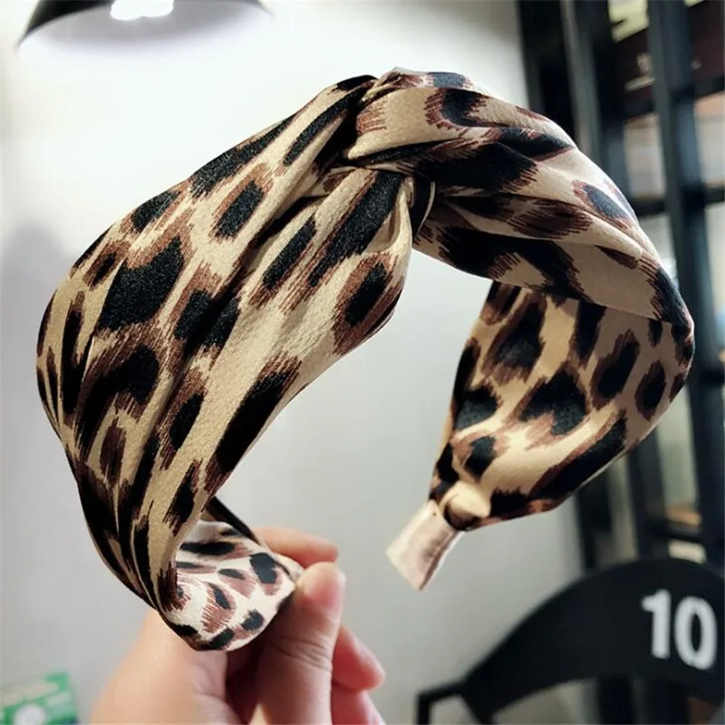 2020 Hot Leopard print Women Fashion Style Hairband Headband Female Girls Bezel Chic Cross Striped Hair Accessories Ornament
2020 Hot Leopard print Women Fashion Style Hairband Headband Female Girls Bezel Chic Cross Striped Hair Accessories Ornament