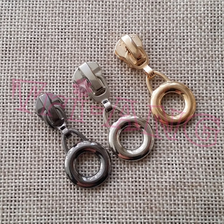 20pcs/lot, Quality Three-colors Round Circle Shape 5# Metal Zipper Sliders for Metal/Resin/Nylon Zippers Silver Accessories
20pcs/lot, Quality Three-colors Round Circle Shape 5# Metal Zipper Sliders for Metal/Resin/Nylon Zippers Silver Accessories