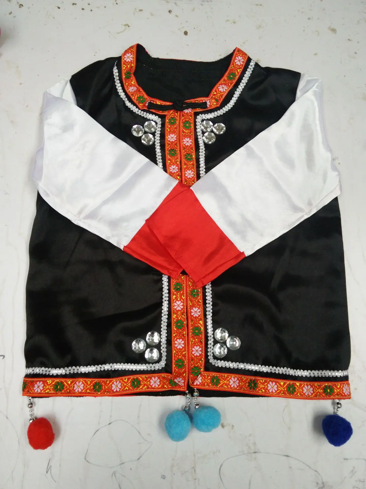 New Chinese Folk Dance Costume Dress Miao Clothing for Boy Modern Hmong Clothing Children Traditional Chinese Costume
New Chinese Folk Dance Costume Dress Miao Clothing for Boy Modern Hmong Clothing Children Traditional Chinese Costume