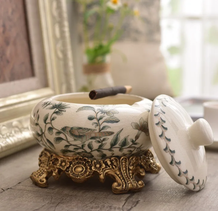 American creative ceramic ashtray ashtray jewelry box cover with European style living room decor decoration
American creative ceramic ashtray ashtray jewelry box cover with European style living room decor decoration