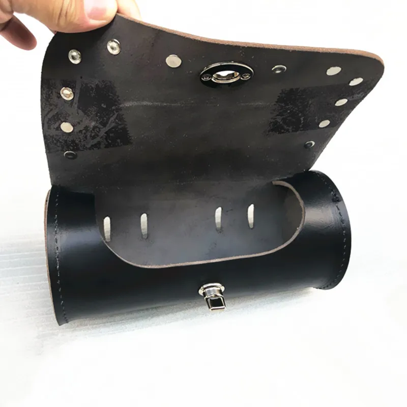 Universal Motorcycle Really leather Tool Bag Luggag Round Barrel Storage Pouch Cruiser Chopper Cafe Racer Old School Touring
Universal Motorcycle Really leather Tool Bag Luggag Round Barrel Storage Pouch Cruiser Chopper Cafe Racer Old School Touring
